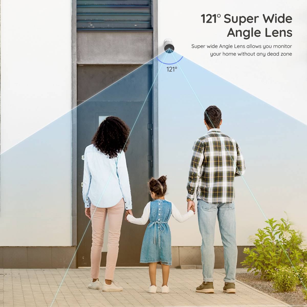 A family stands in front of a front door. Text highlights the '121° super-wide-angle lens' which provides a wide surveillance area.
