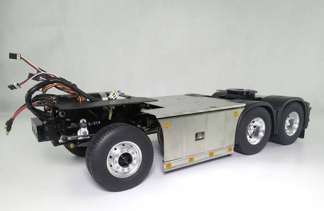 Model of a lorry chassis with visible cables and two rear axles. The chassis is displayed against a white background.