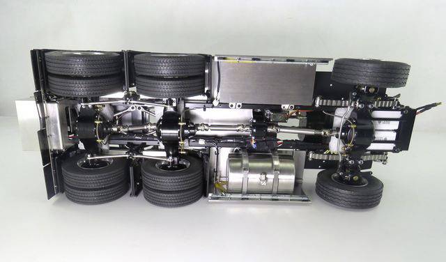 A detailed view of the underside of a lorry model. Visible are axles, wheels and mechanical components.