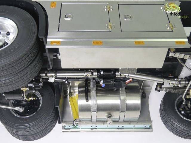 Overhead view of a lorry chassis with details of the fuel tank and suspension. Industrial context visible.