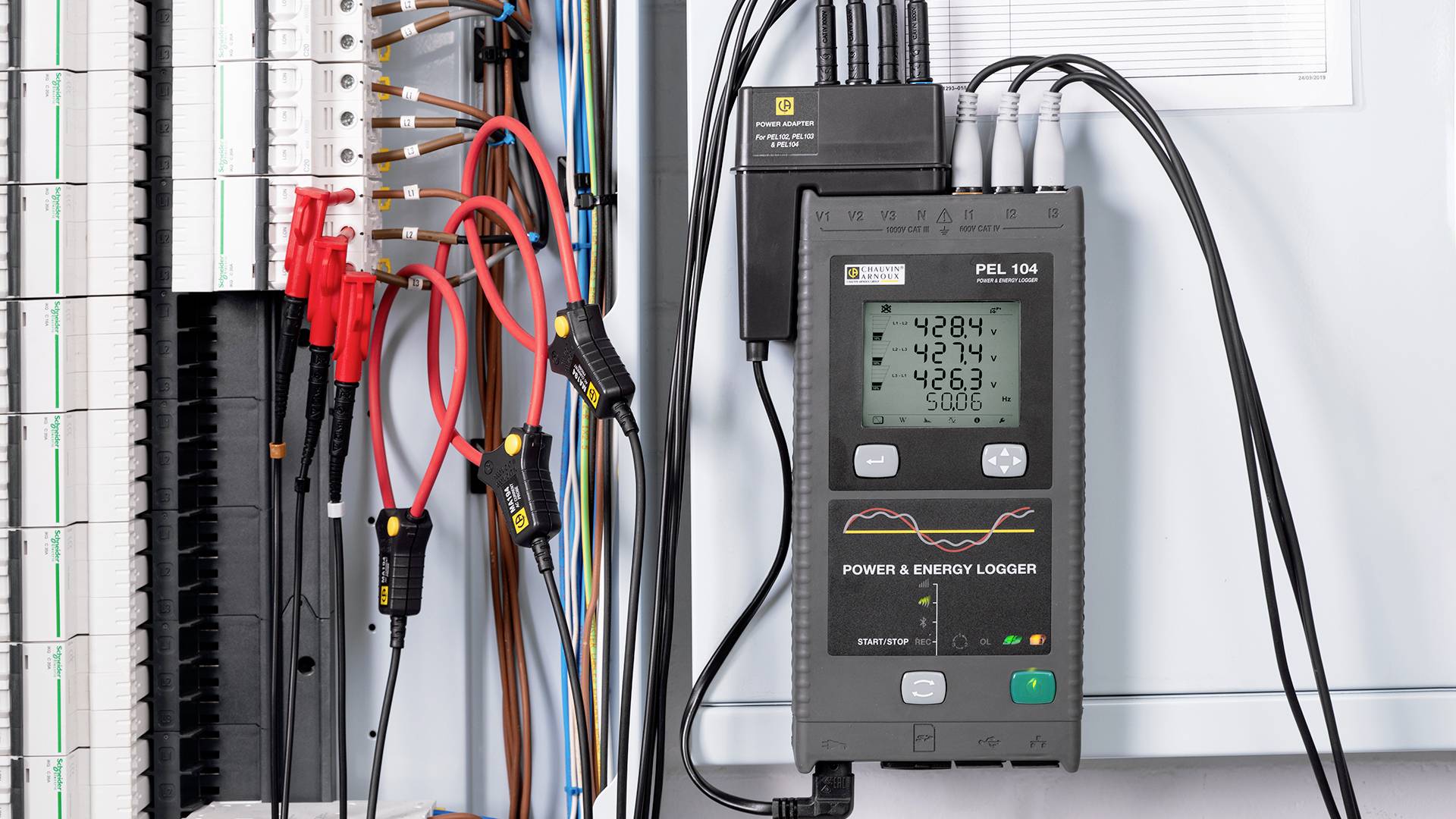 An energy metre with several connected cables displays data: '4284', '4274', '4263', '5006'. Wiring on the left.