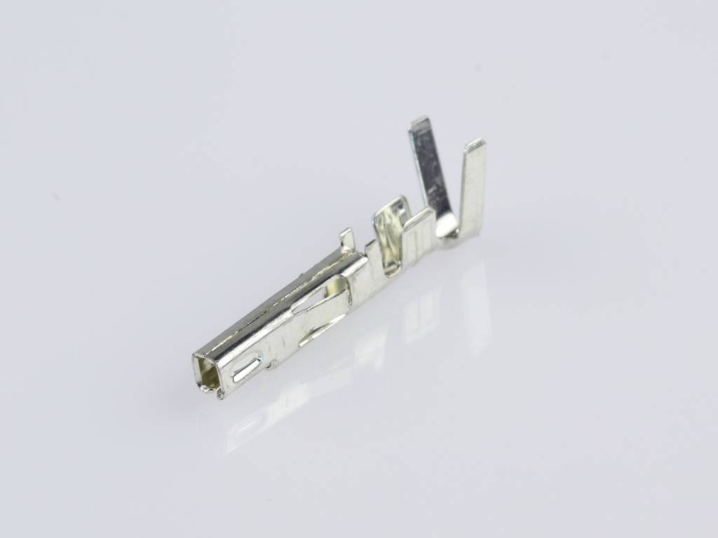 Metal connector for electrical connections, silver-coloured, on a white background. Suitable for connecting cables in plug connectors.