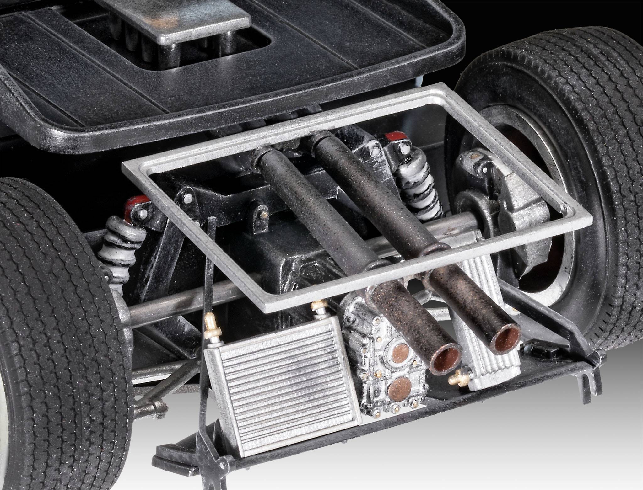 A detailed model of a vehicle chassis shows the rear wheels, shock absorbers, and engine components.