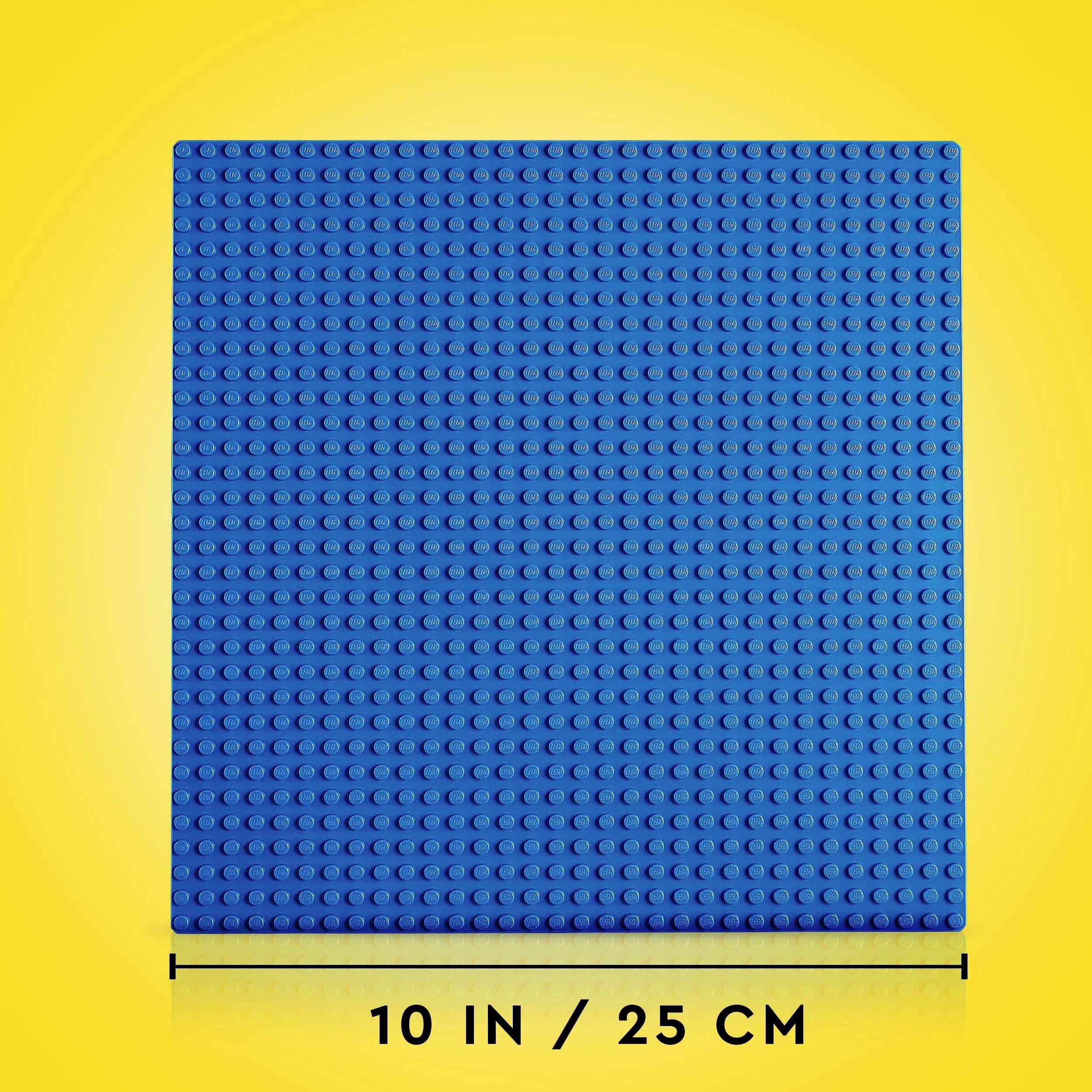 A blue baseplate in a square format against a yellow background. Dimensions: 25 cm x 25 cm.