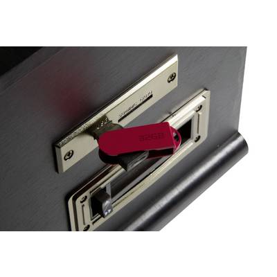 A red USB stick with the inscription '32GB' is plugged into an antique-looking card reader.
