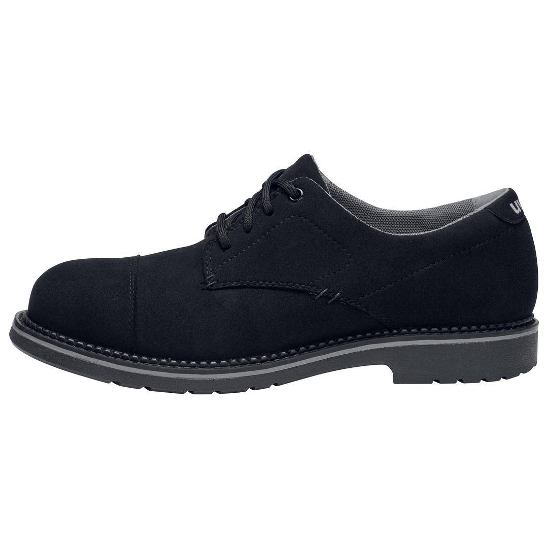 Black, flat leather shoe with lace-up fastening. Sturdy sole, simple design, suitable for formal and casual occasions.