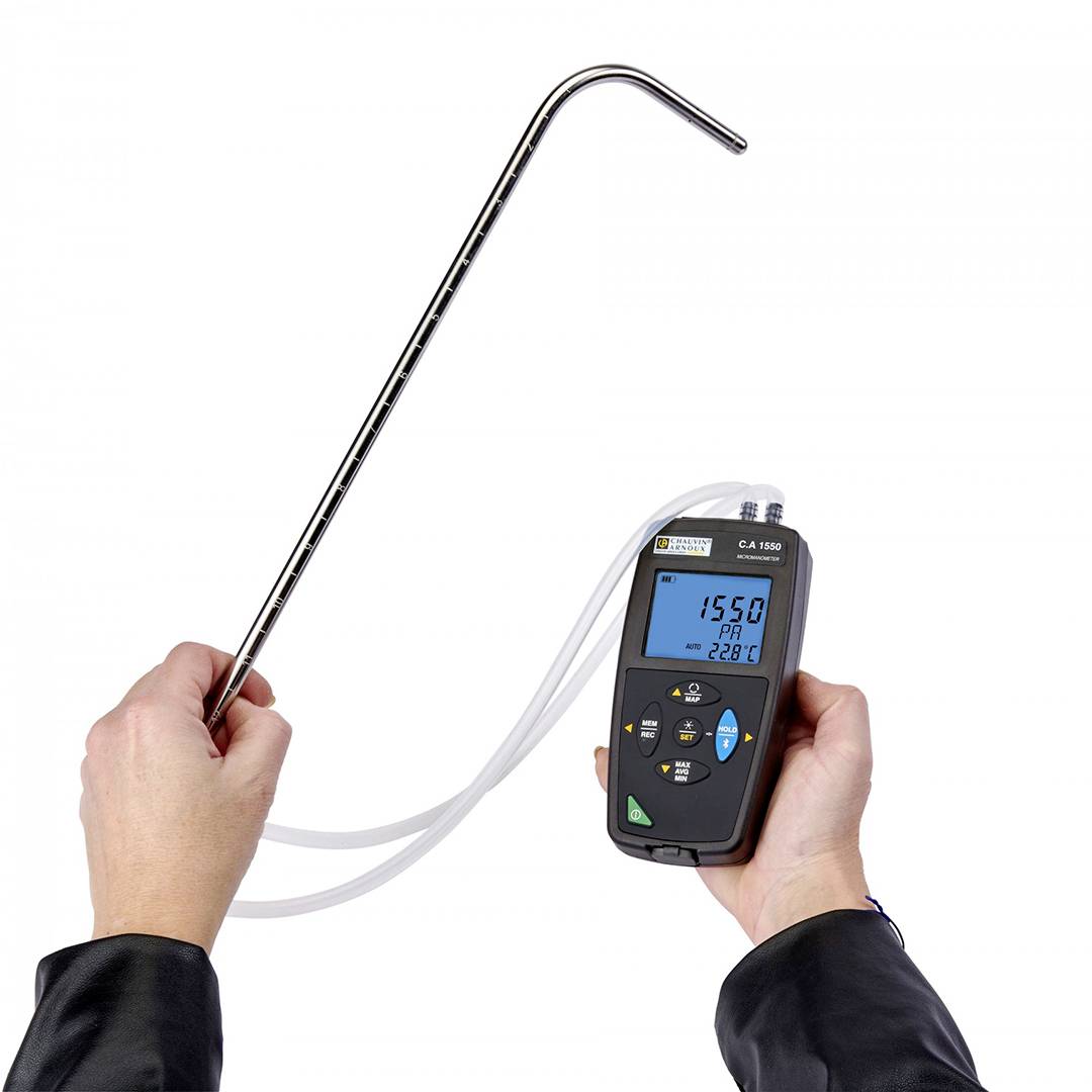 A person is holding a portable smoke detection device with a long metal rod, displaying a temperature measurement of 15°C on the screen.