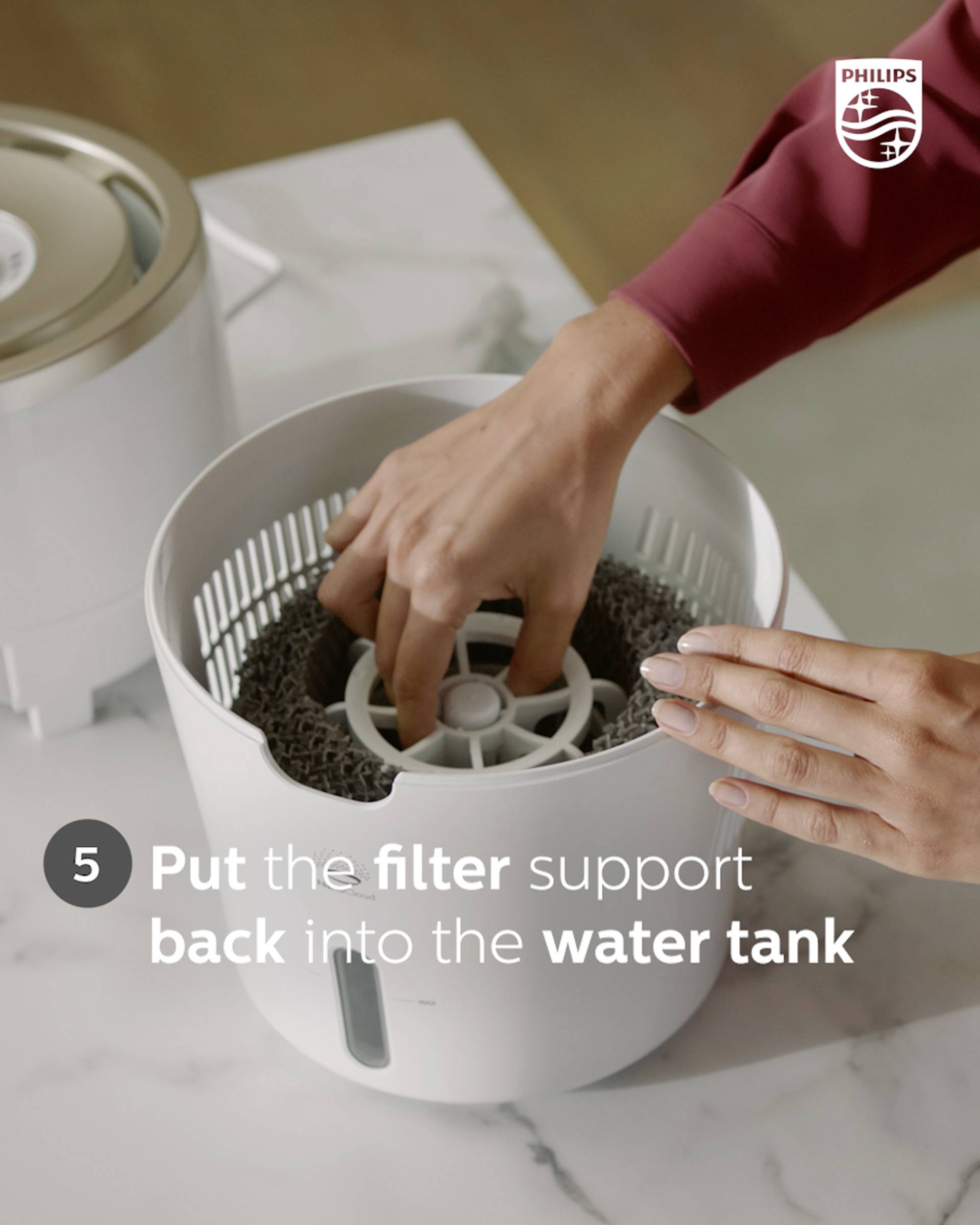 A person is inserting a filter holder into a water tank, step 5 of the instructions.