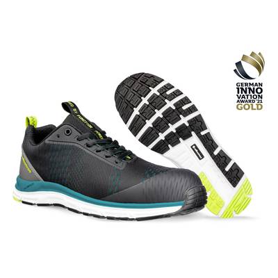 Black sports trainers with green accents, white sole with a grippy tread. Top right: 'German Innovation Award 21 Gold' logo.