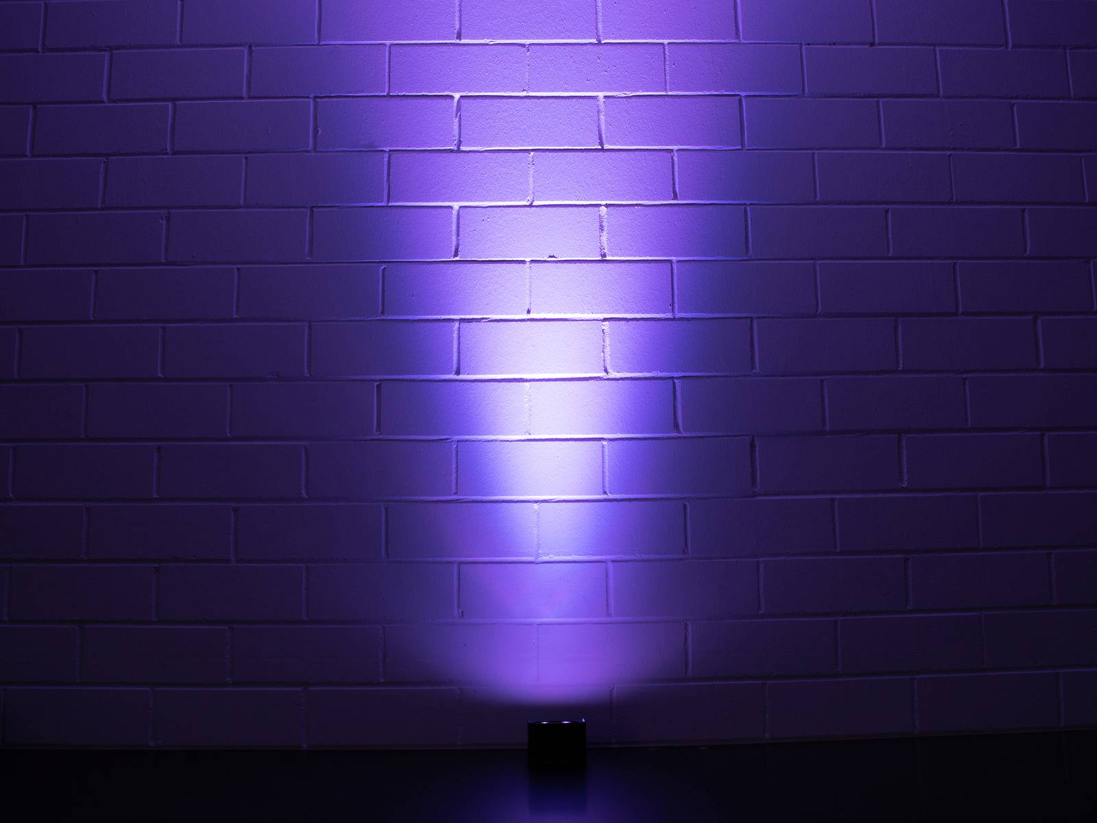 Eurolite AKKU Mini UP-4 QCL Spot LED stage lighting system-12