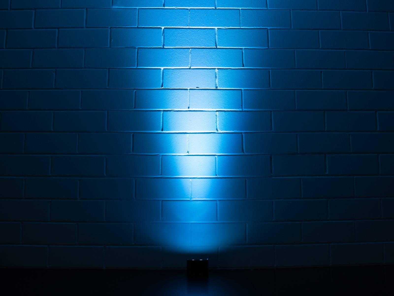 Eurolite AKKU Mini UP-4 QCL Spot LED stage lighting system-14