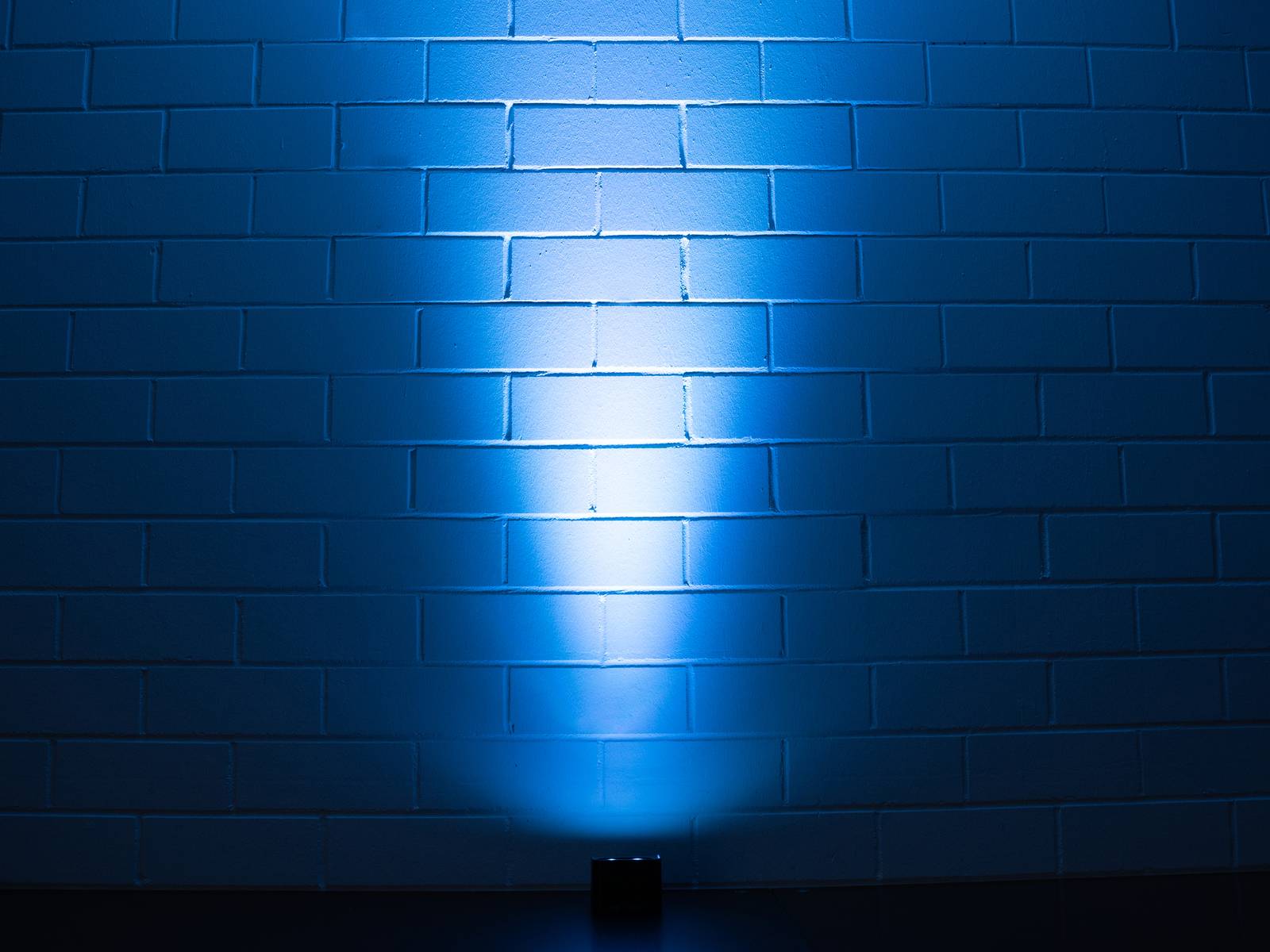 Eurolite AKKU Mini UP-4 QCL Spot LED stage lighting system-16