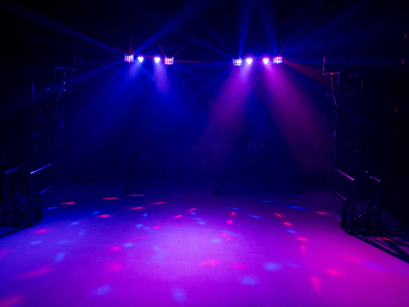Stage with blue and red spotlight, illuminating the floor in various colour tones.
