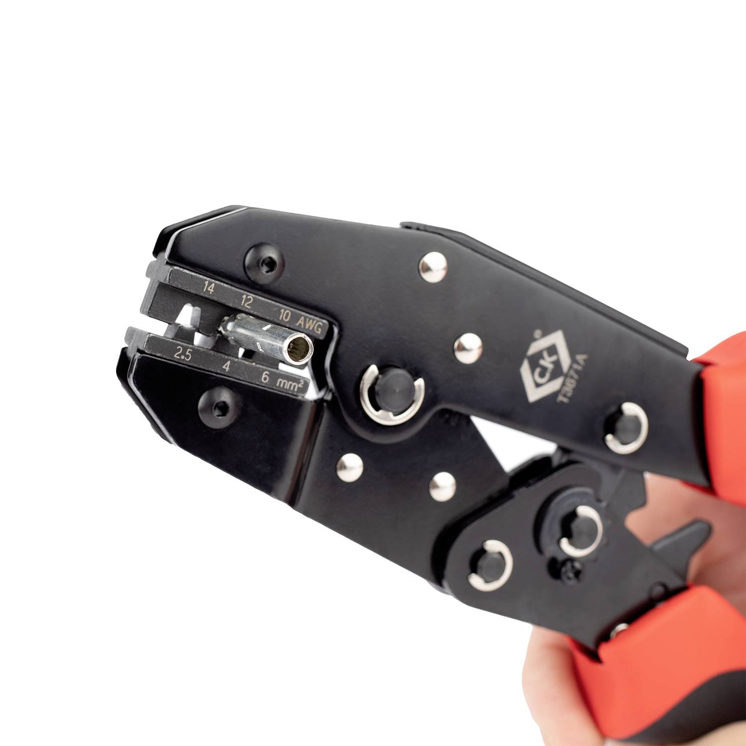 A hand is holding a black crimping pliers with a measuring scale for crimping cables of different diameters.