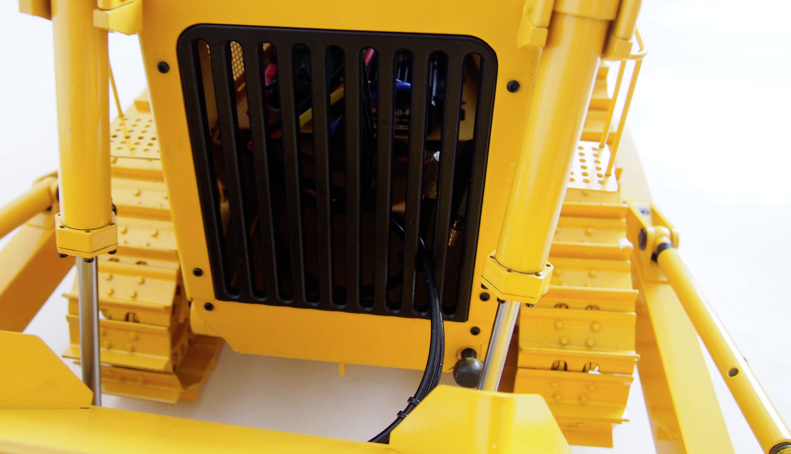 Yellow robotic arm in close-up, showing mechanical parts and cables. Focuses on the technical detailed view and construction.