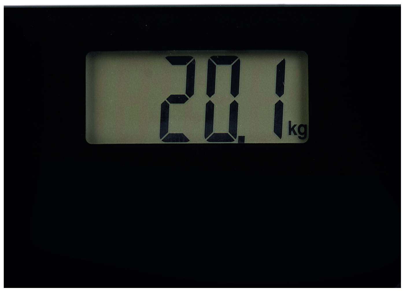 Digital display of a scales shows '20.1 kg'.<br><br>Note: In British English, decimal points are typically used instead of decimal commas, so the translation reflects this standard.