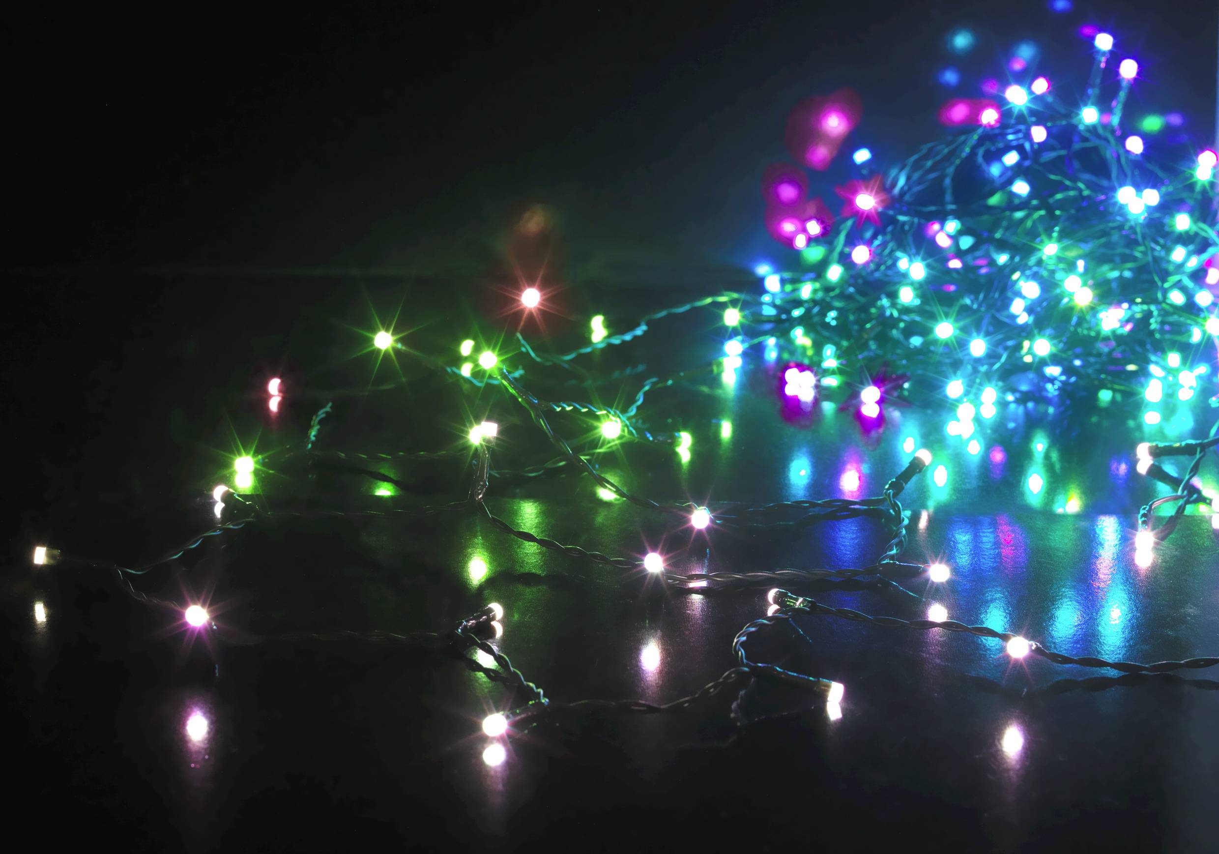 Sygonix SY-5136978 Cluster fairy lights (app-controlled) Inside/outside mains-powered No. of bulbs 120 LED (monochrome) RGB Illuminated length: 9 m App control