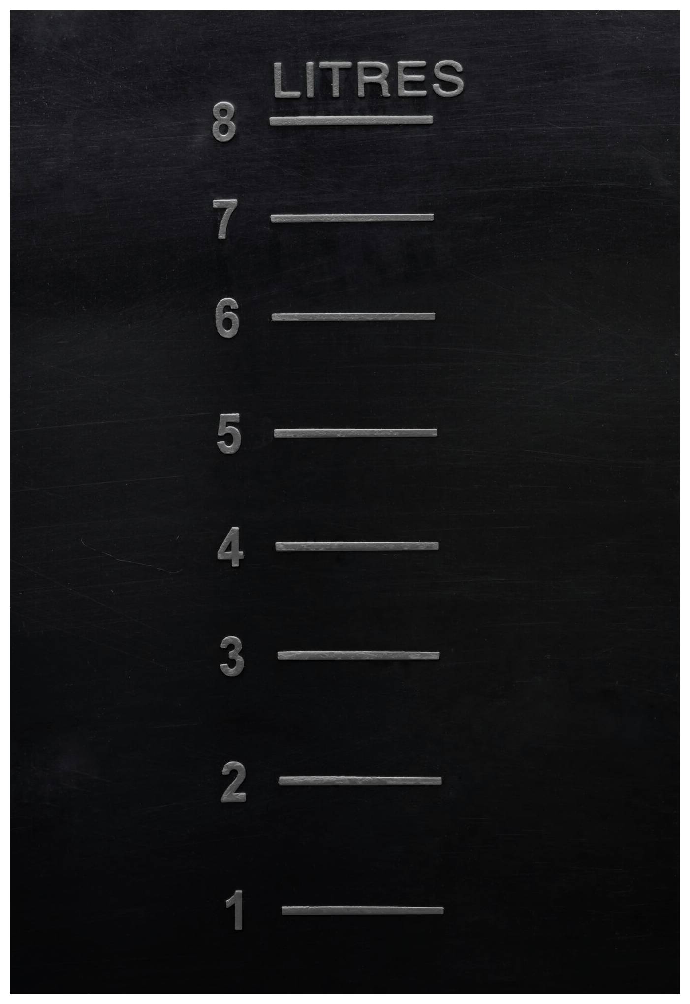 'Measuring scale from 1 to 8 litres.'