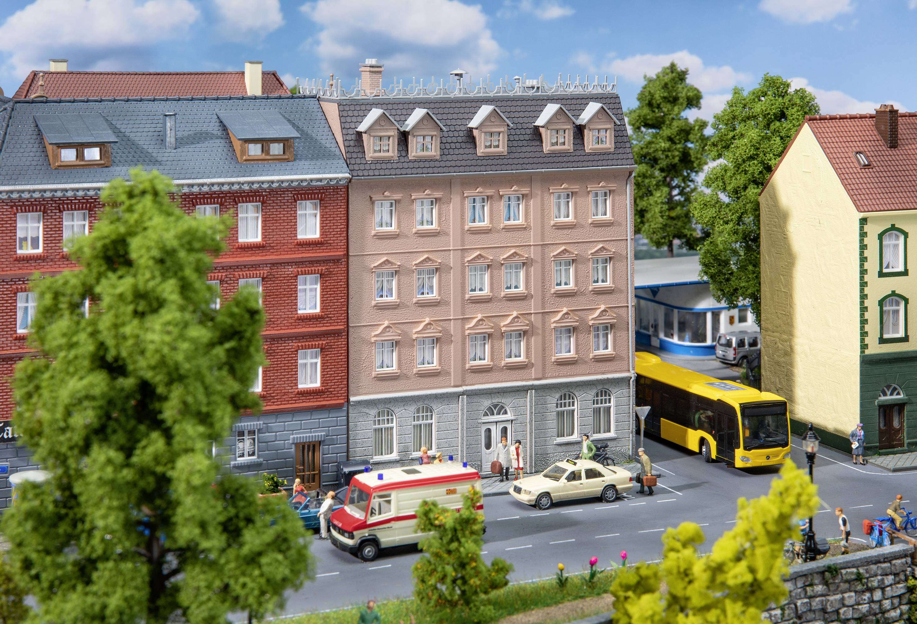 Faller 130627 H0 Town house with law firm-0