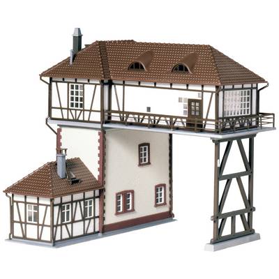A model of a half-timbered house with a bridge, combining two buildings on different levels, clearly demonstrates architectural features.