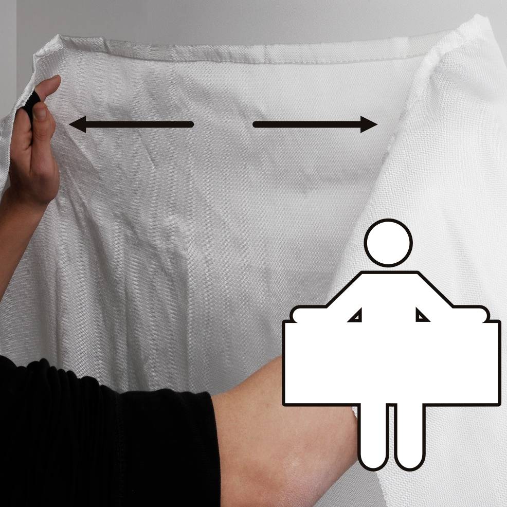 A person demonstrates how a curtain is opened and closed, symbolised by arrows.