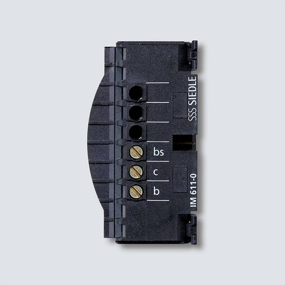 A black electrical connection terminal with the inscription 'SSS Siedle', markings for connections 'bs', 'c', 'b', and 'IM 611-0'.