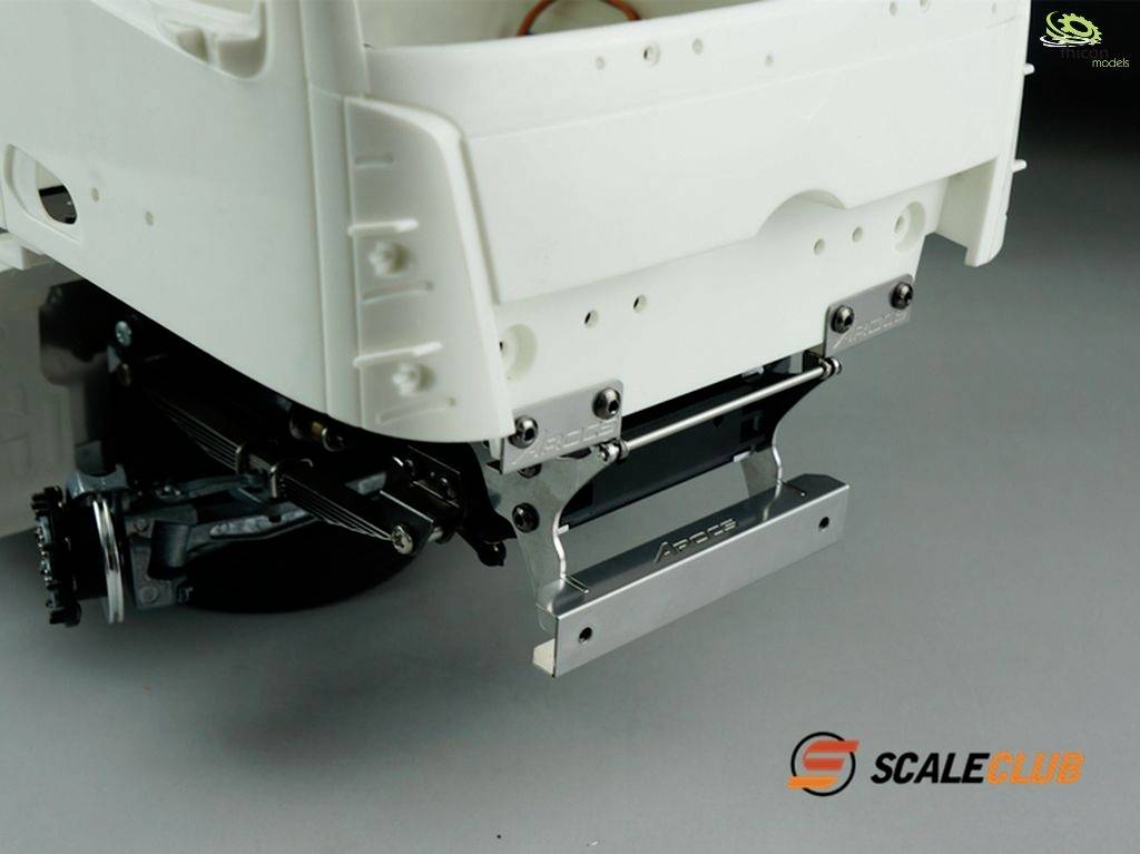 Model car chassis in close-up, showing front metal and plastic components. The 'SCALECLUB' logo is visible bottom right.