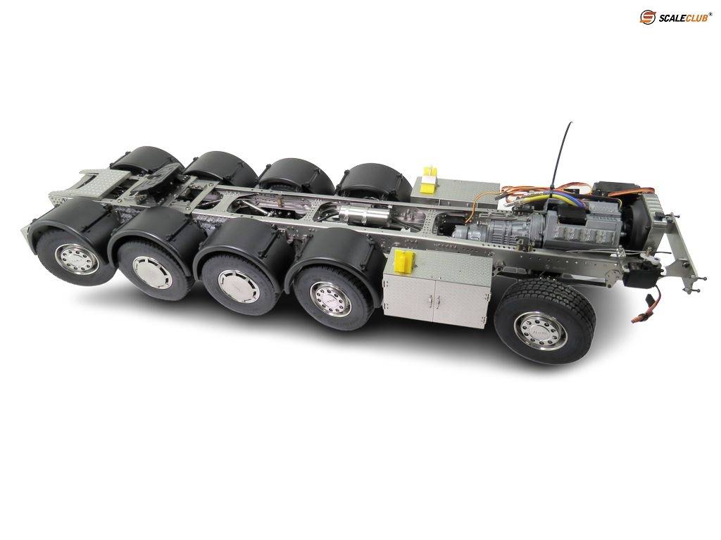 Model of a multi-axle chassis with eight wheels for remote-controlled vehicles, showing motor and cable connections.