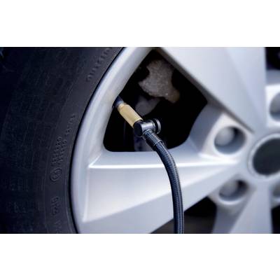 Close-up of a car tyre with a tube connected to it. The tube is likely being used to inflate the tyre.<br><br>Note: I have used British English spelling for "tyre" and "connected" as requested in the translation guidelines.