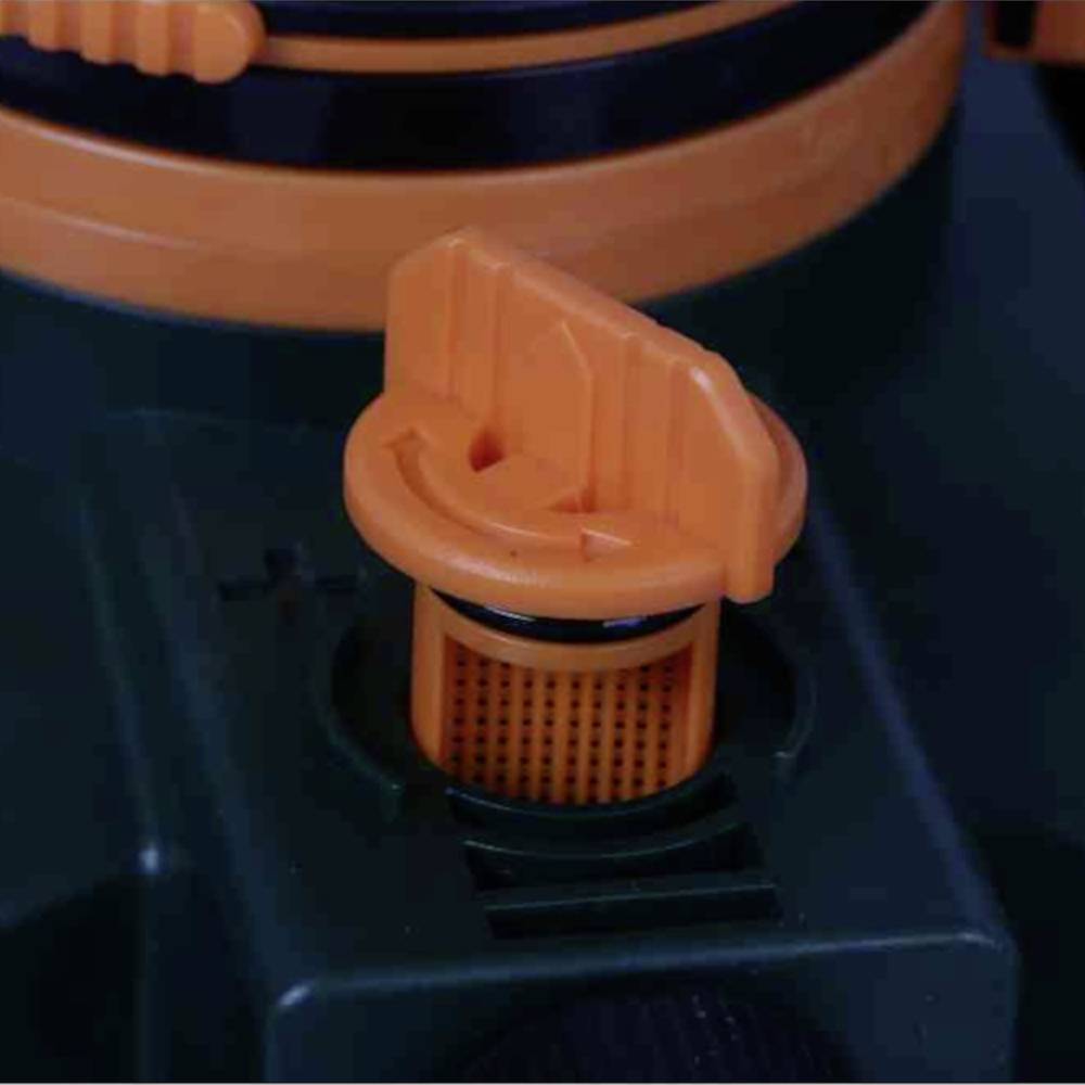 An orange-coloured cap on a dark device. The lid has grooves designed for easy handling.