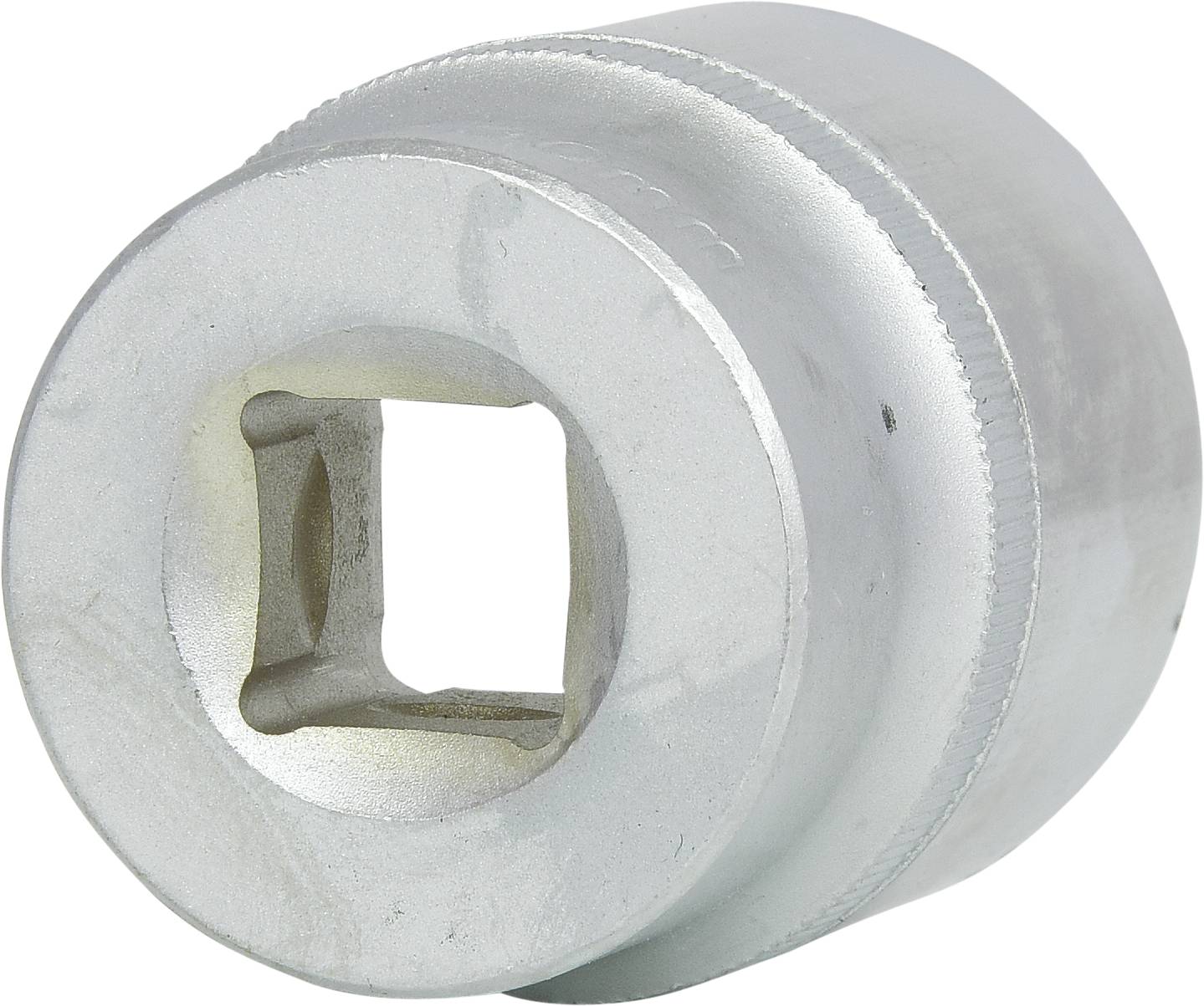 Metal socket key reception, cylindrical in shape, robust material, used for connection with ratchets or torque wrenches.