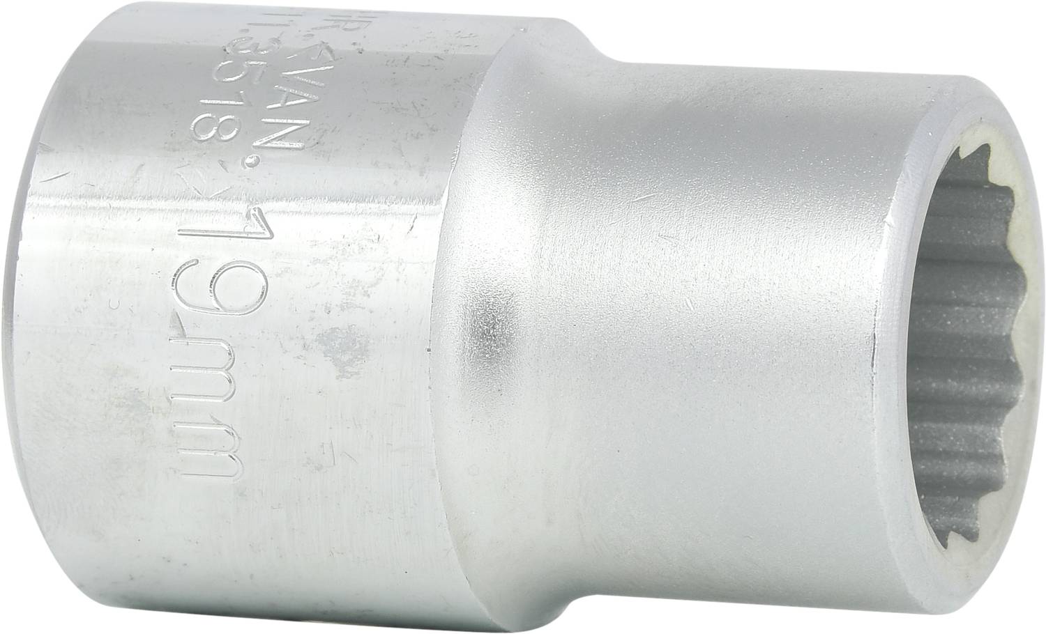 'Silver pin badge with engraving "19 mm", cylindrical shape, multi-faceted profile.'