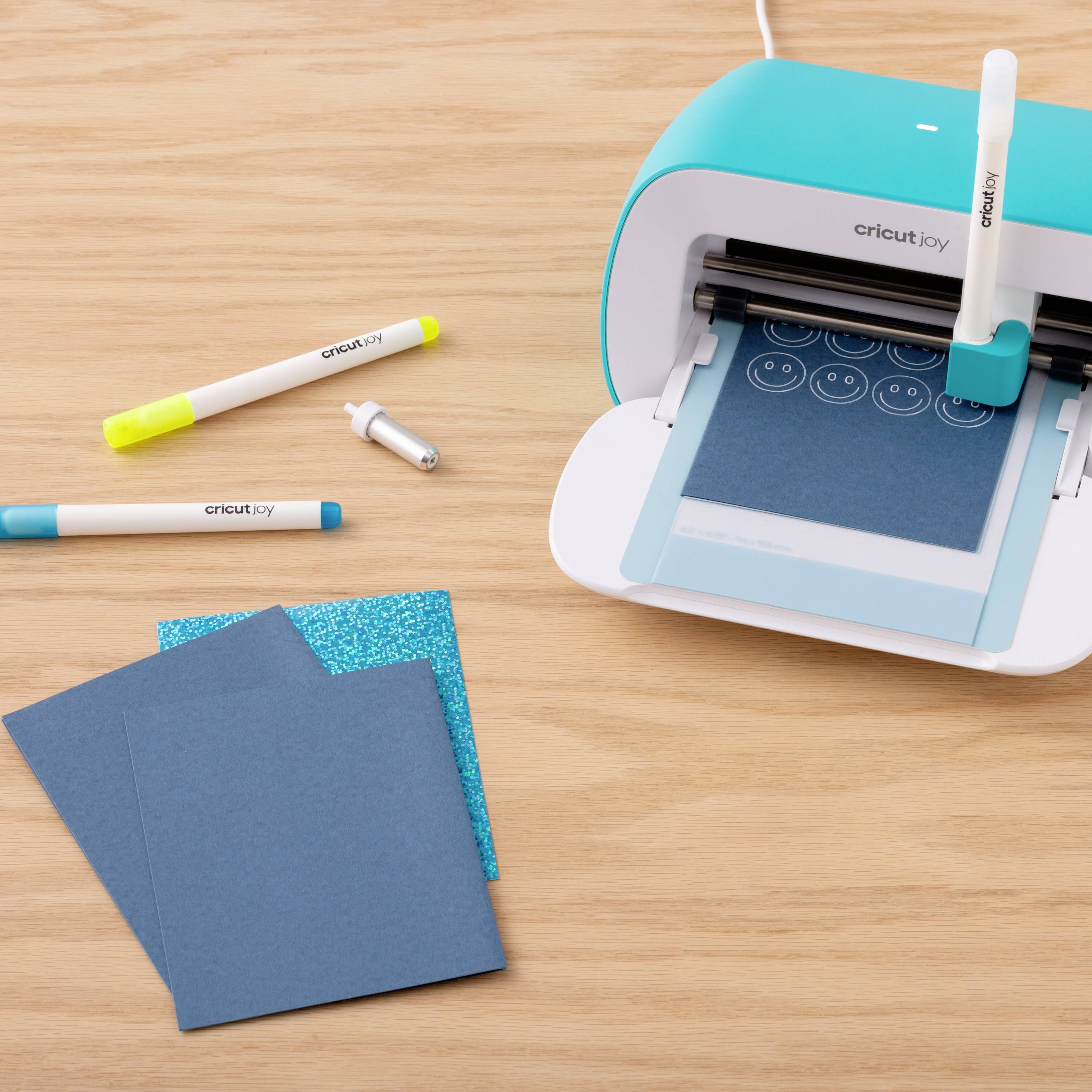 Cricut Joy usando bolígrafo gel opaco sobre tarjeta oscura