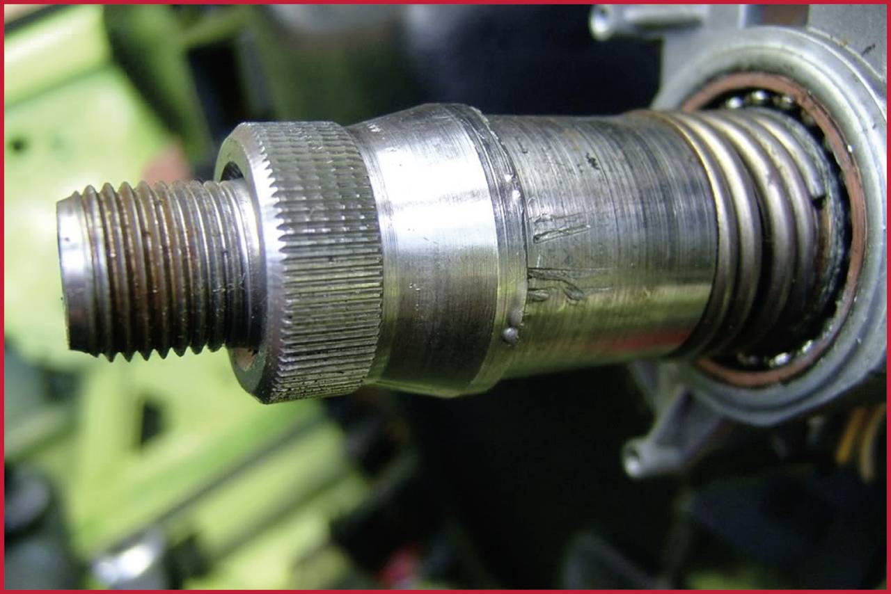 Close-up of a metal thread in a machine, with clearly visible structures and details, used for mechanical connections.