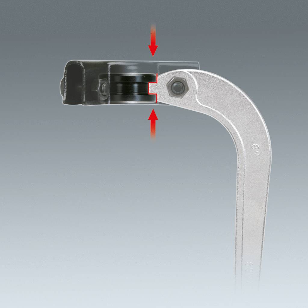 An adjustable spanner with a movable jaw indicates an adjustment movement by means of red arrows.