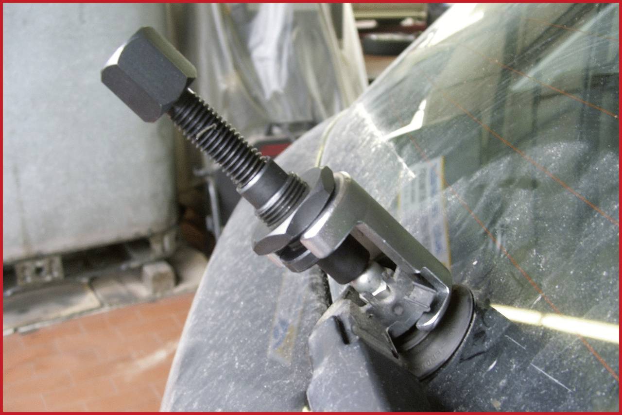 A repair tool is attached to a windscreen to fix a crack. The tool holds the crack under pressure to repair it.