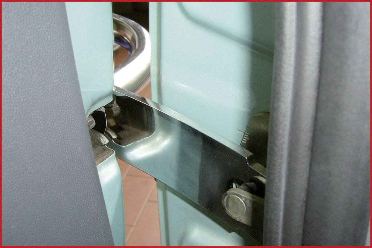 Door security system: A sturdy metal rail connects two car doors and prevents unauthorised opening.