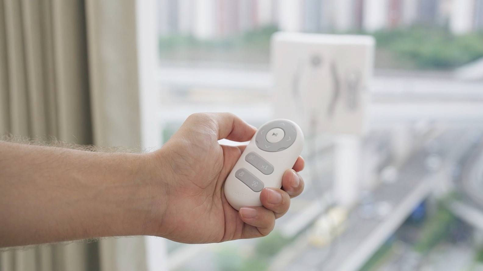 W8 Robotic window cleaner White