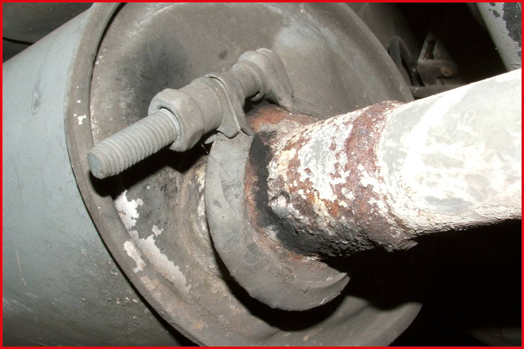 Exhaust system with rust at the connection between the exhaust pipe and the silencer.