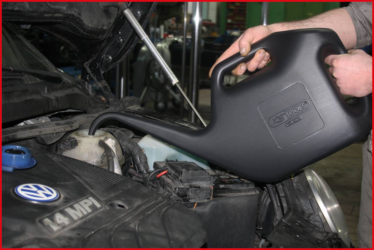 A person is topping up the oil in a car's engine. In the foreground, the engine compartment of a VW with a '1.4 MPI' label is visible.