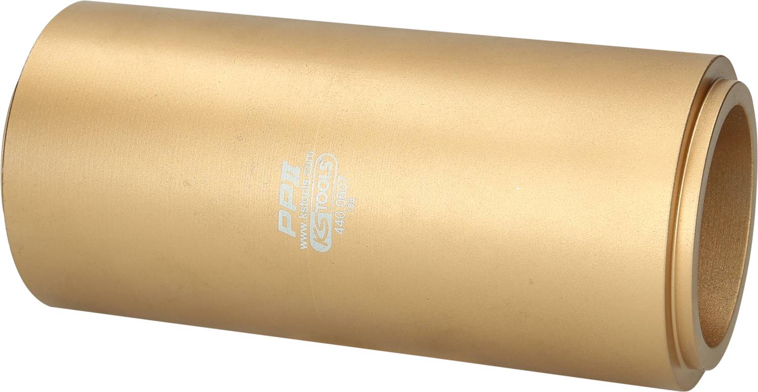 Cylindrical, golden bush with a smooth surface and small inscription 'PDI'.