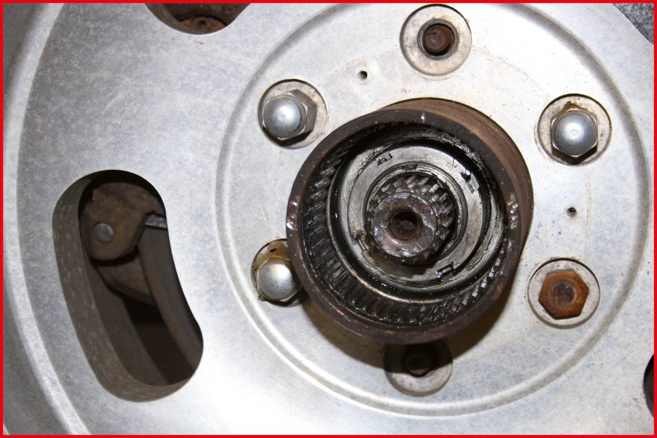 Close-up of a car wheel with a visible wheel bearing in the centre. Parts of the braking system are also discernible.