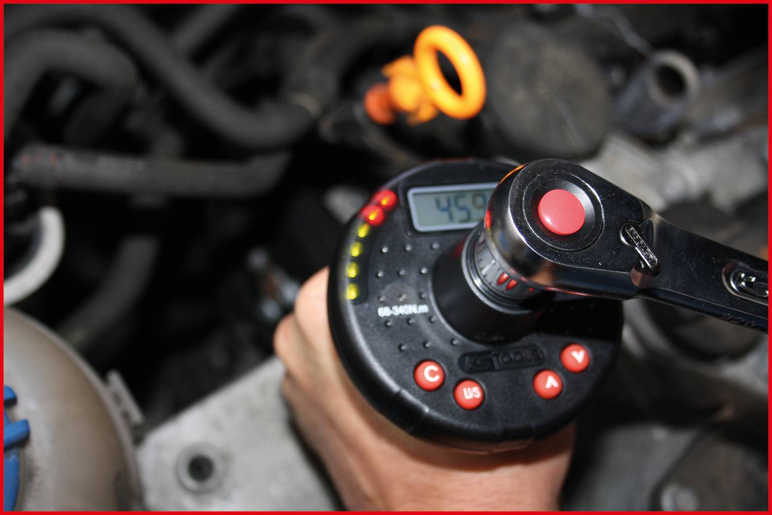 A hand uses a torque wrench to tighten a screw to exactly 45 Nm. A display shows the measured value.