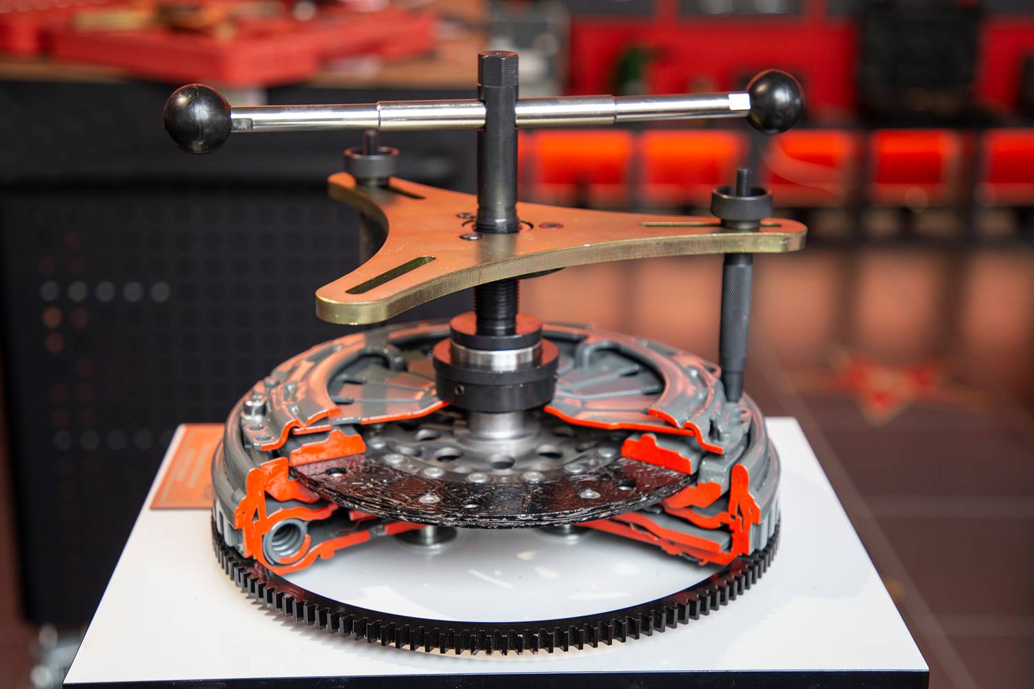 A model of a clutch mechanism on a display. It shows the internal structure and functioning of clutch plates and pressure rings.