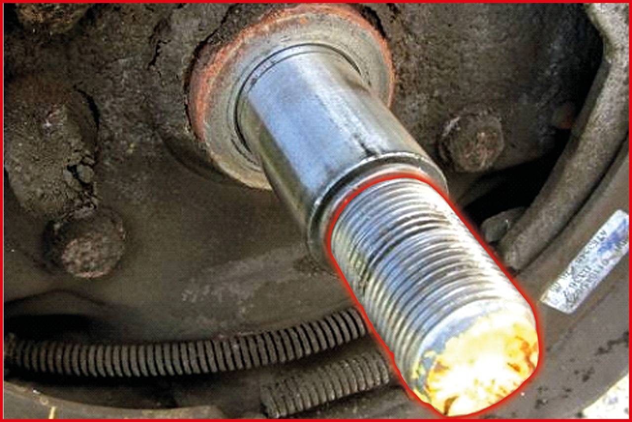 A close-up of a metal shaft with a highlighted, worn thread end indicating wear.