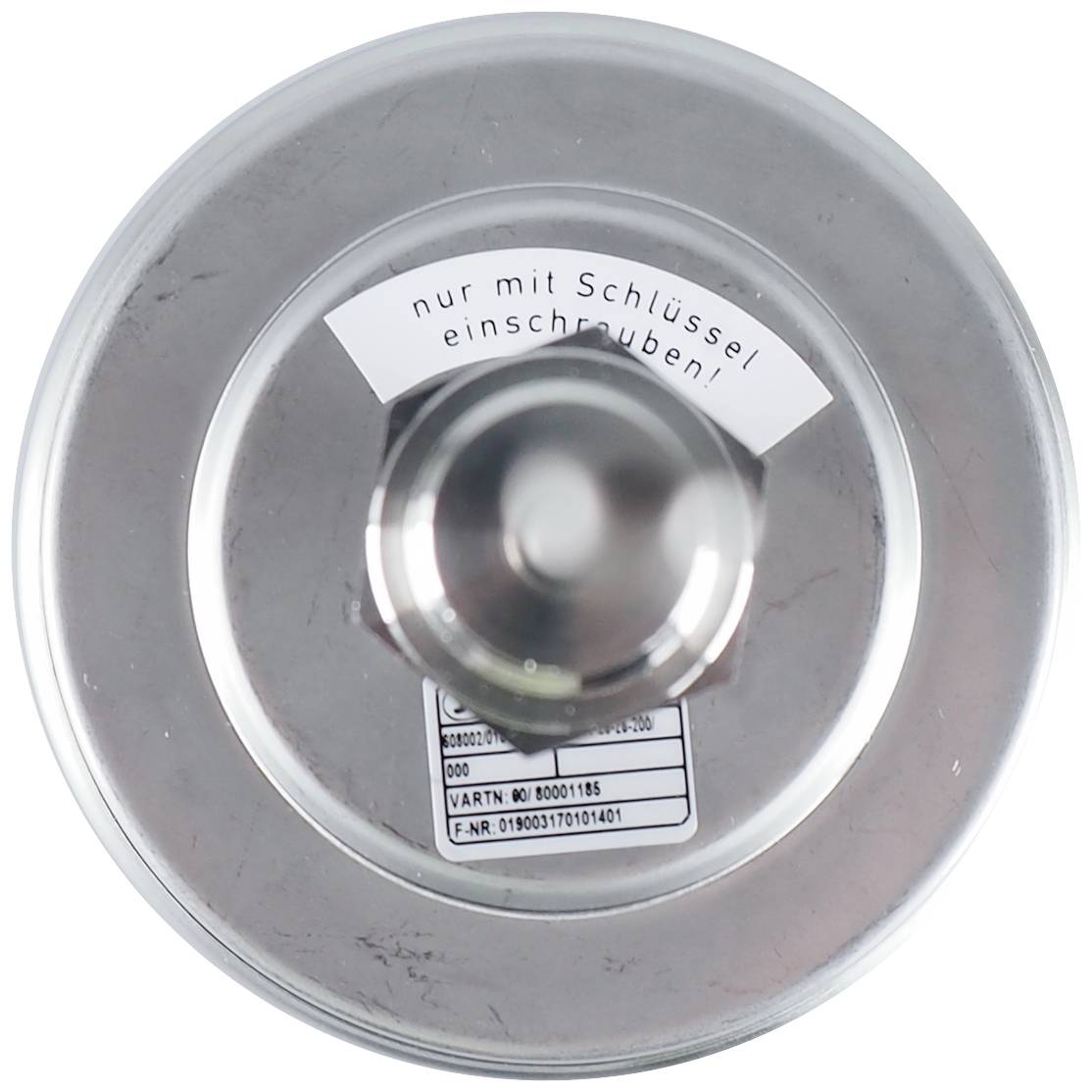 Metal lid with the inscription 'only to be screwed in with a key'.