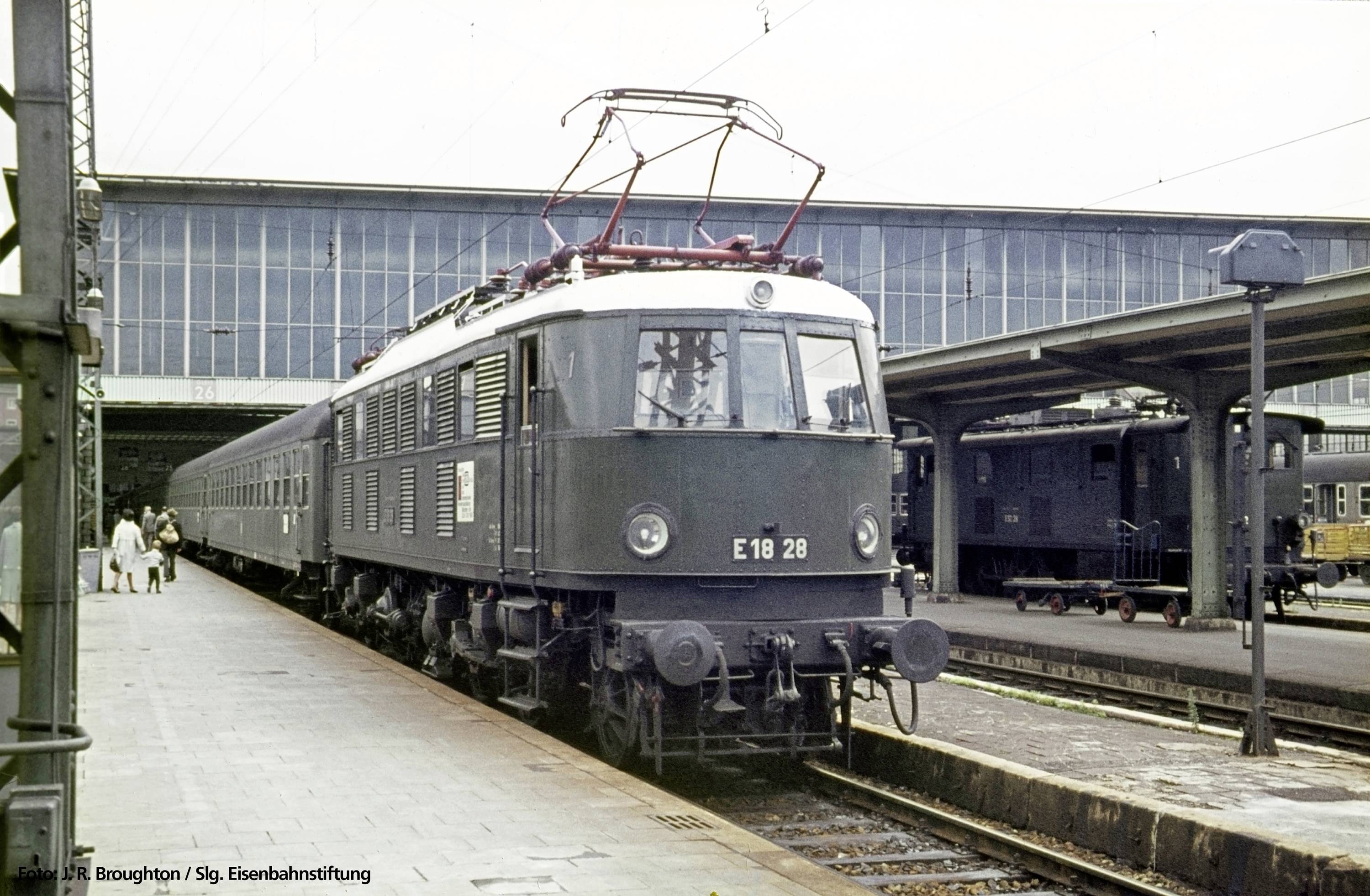 Piko N 40308 H0 E- Loc BR E 18 of DB