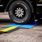 Defender MIDI 5 2D R BLU module system for wheelchair ramp and wheelchair-accessible transition ramp