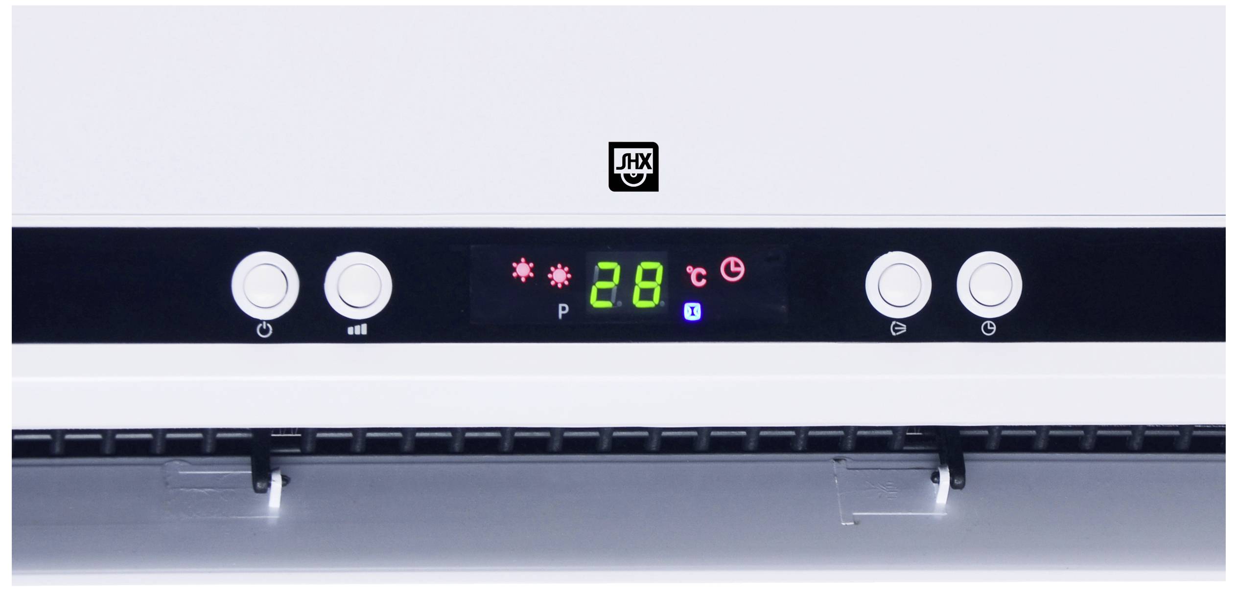 Display of an air conditioning unit showing a temperature reading of 28°C with symbols for fan speed and mode.
