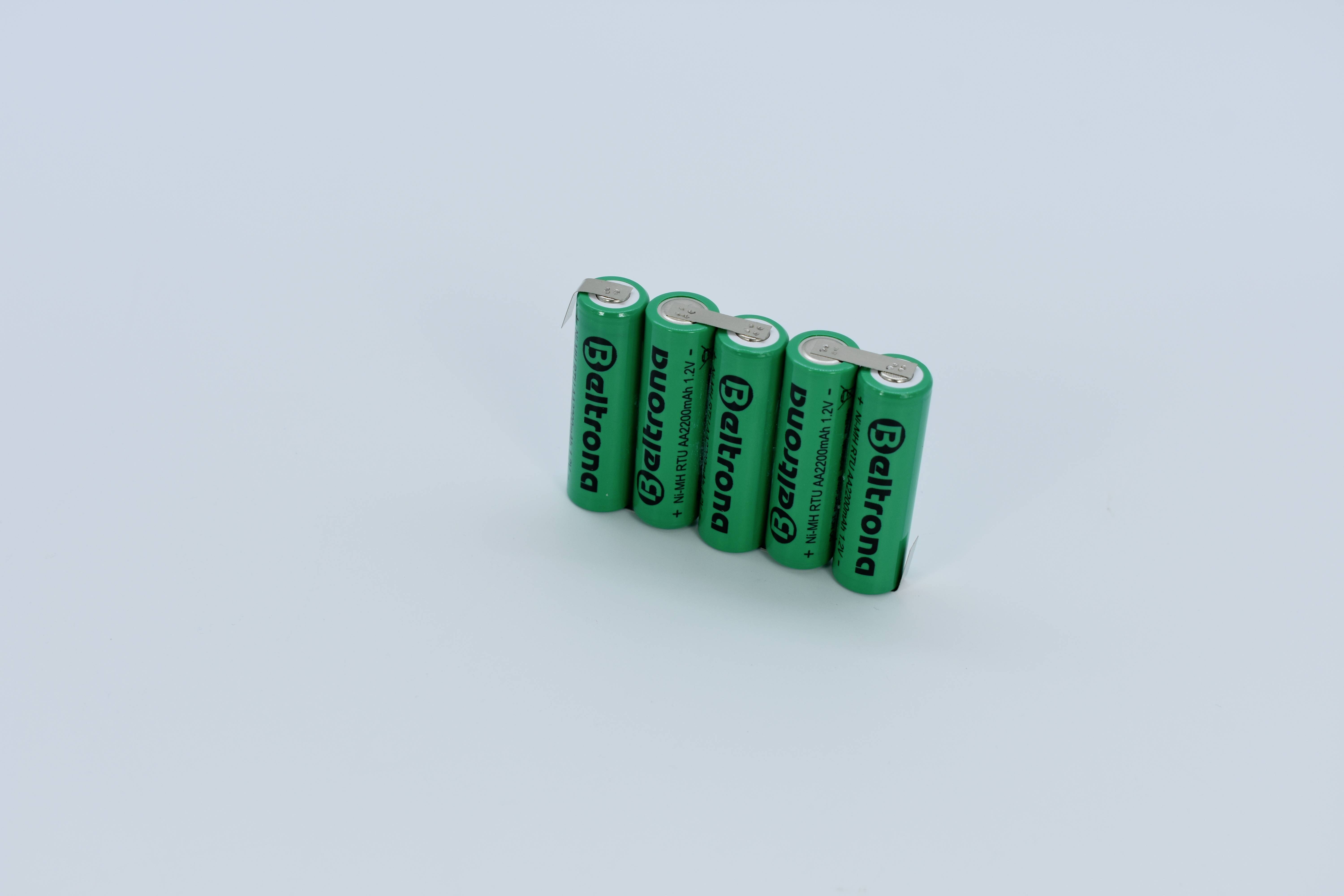 Five green batteries arranged in a vertical row, printed with the label 'Beltrona'.